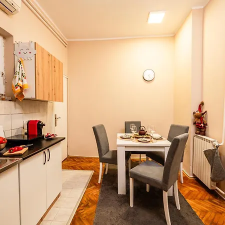 Cozy In Center Apartment