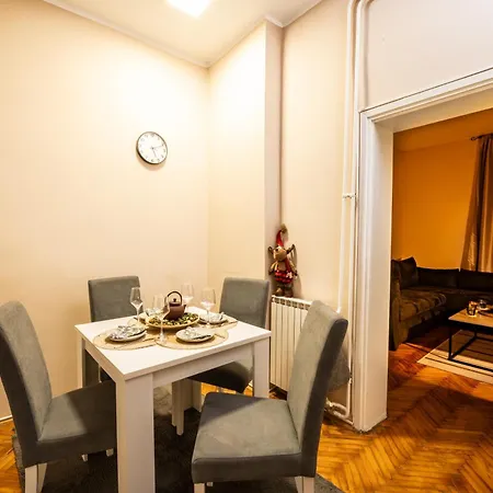Cozy In Center Apartment *