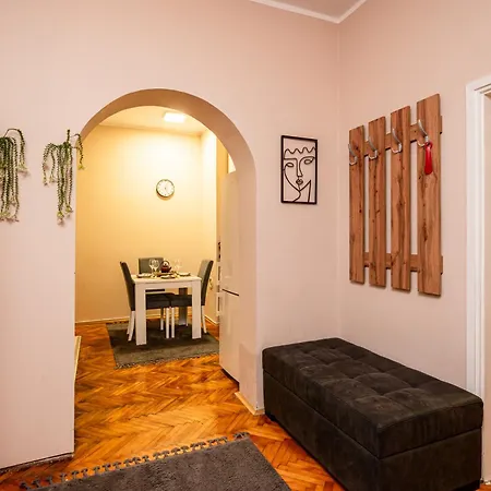 Cozy In Center Apartment
