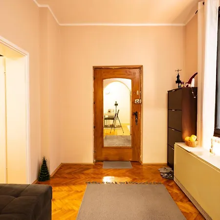 Cozy In Center Apartment *